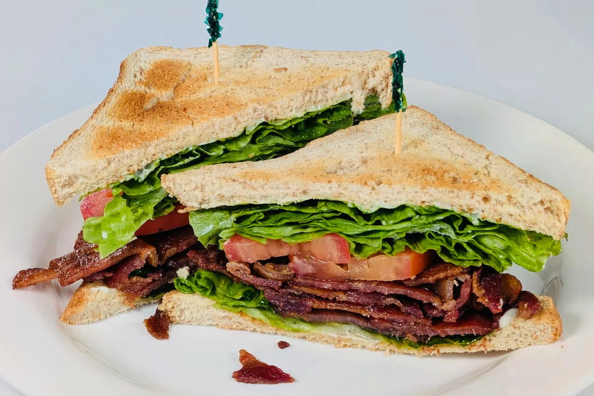 BLT Sandwich - Classic bacon, lettuce & tomato with mayo